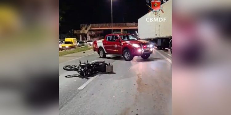 Motociclista fica gravemente ferido após colisão com carro na BR-040