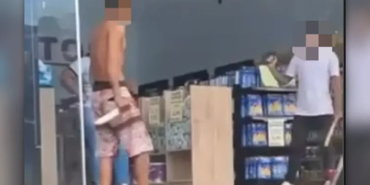 Homem ameaça rival com facão e leva paulada na cabeça. Veja vídeo
