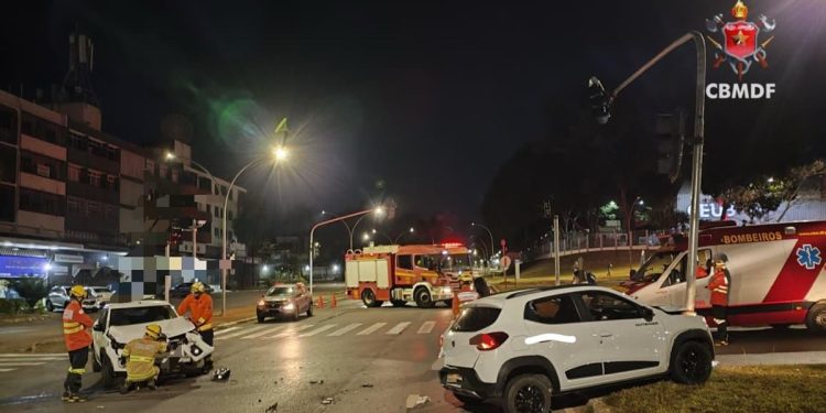 Acidente entre 2 carros deixa feridos e danifica semáforo na Asa Norte