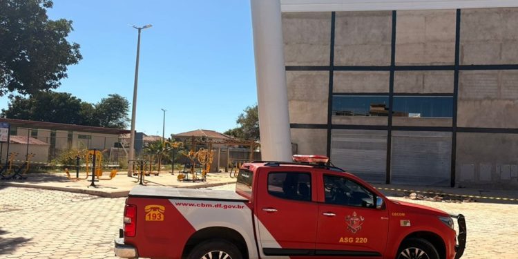 Estudantes em risco: caixa d’água ameaça desabar perto de escola do DF. Veja vídeo