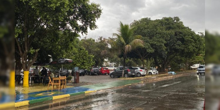 Após previsão do Inmet, chuva se confirma e atinge áreas do DF