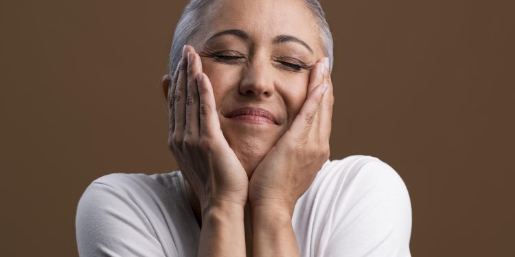 Médico explica como estimular a produção de colágeno após os 50 anos