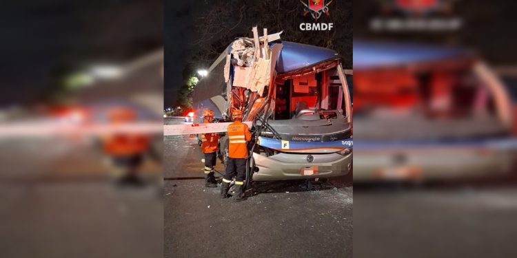 Acidente entre ônibus de turismo e caminhão deixa três feridos na Epia