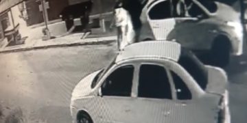 Criminosos invadem casa, matam homem e levam esposa dele como refém. Veja vídeo