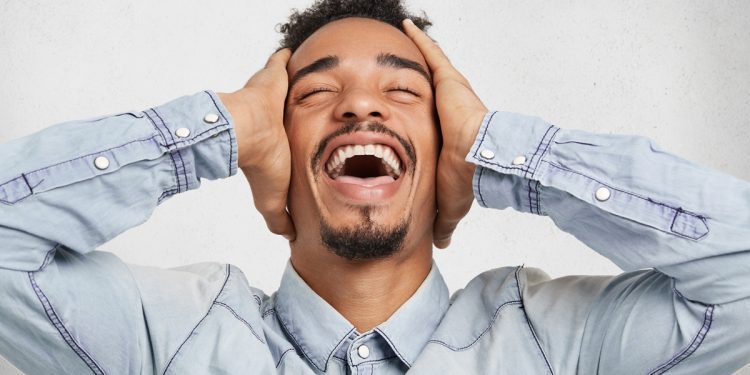 Por que choramos de rir? Neurologista ensina o que acontece no cérebro