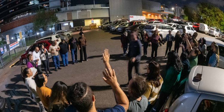 Família de menina picada por escorpião ora e faz vigília em hospital