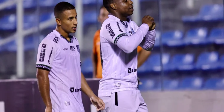 Figueirense busca virada nos acréscimos e bate o Floresta pela Série C