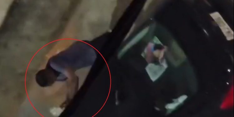 Mesmo sendo filmado, homem quebra vidro de carro e furta mochila