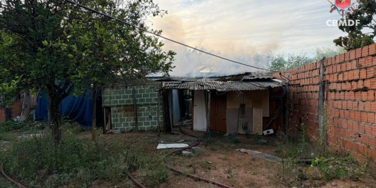 Incêndio consome casa em Planaltina e mobiliza bombeiros do DF