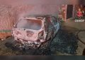 Carro fica destruído após incêndio em residência no Riacho Fundo I
