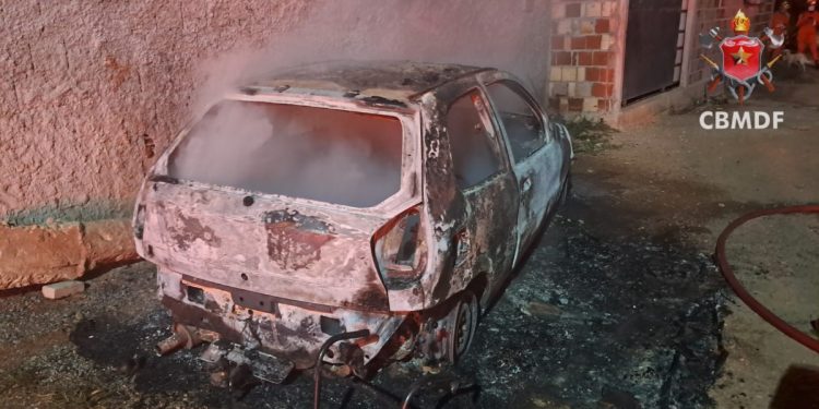Carro fica destruído após incêndio em residência no Riacho Fundo I