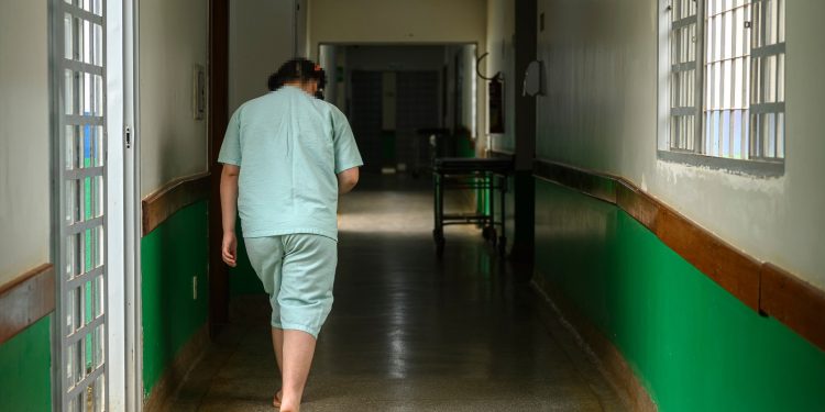 Menina autista terá novo lar após 1 ano morando em hospital no Entorno
