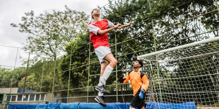Cabeceio no futebol eleva proteínas ligadas a dano cerebral. Entenda