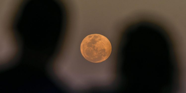 Lua de morango colore o céu do DF com tons alaranjados