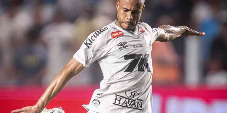 Torcedores elegem lateral como maior decepção do Santos no primeiro semestre
