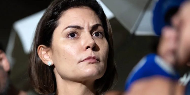 Michelle Bolsonaro pede indenização por Janones relacioná-la ao Master