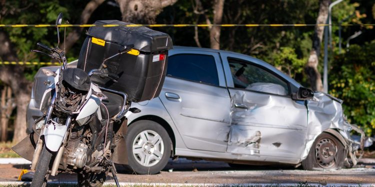 Motoboy que ficou ferido em acidente no Eixinho Sul vai passar por cirurgia