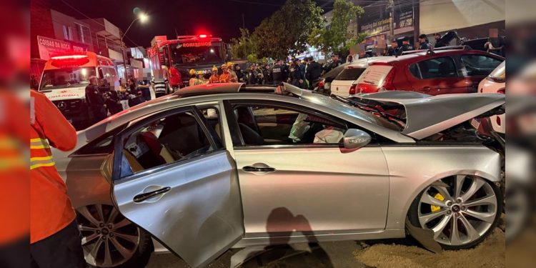 Entrevista em festa junina é interrompida por batida entre seis carros