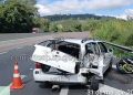 Motociclista bate em carro, é arremessado na pista e morre atropelado