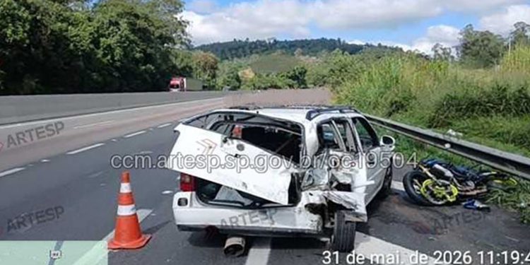 Motociclista bate em carro, é arremessado na pista e morre atropelado