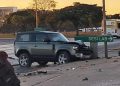 Mulher que urinou na rua e xingou delegado é presa ao bater carro bêbada