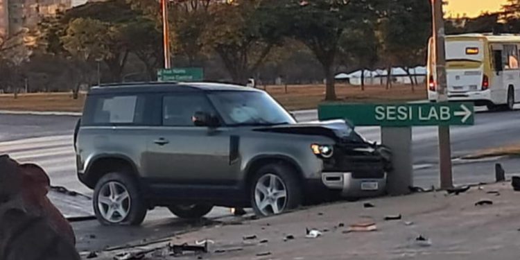 Mulher que urinou na rua e xingou delegado é presa ao bater carro bêbada