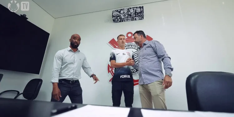 Volante Charles completa 35 anos; relembre sua chegada no Corinthians