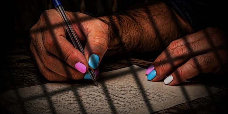 As cartas aterrorizantes das presas trans estupradas na Colmeia. Leia