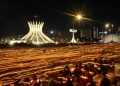 Fiéis lotam Esplanada durante procissão de velas de Corpus Christi