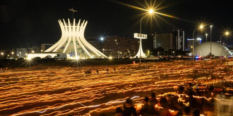 Fiéis lotam Esplanada durante procissão de velas de Corpus Christi
