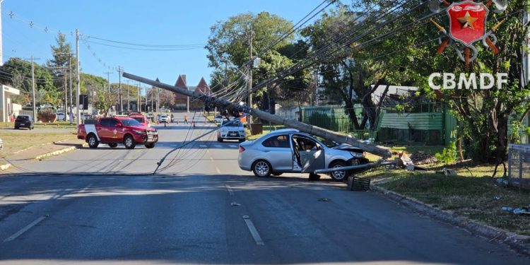 Carro bate e derruba poste na Asa Norte; 4 pessoas ficaram feridas