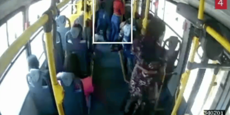 Papo mole e esbarrão: como agia bando que furtava celulares em ônibus