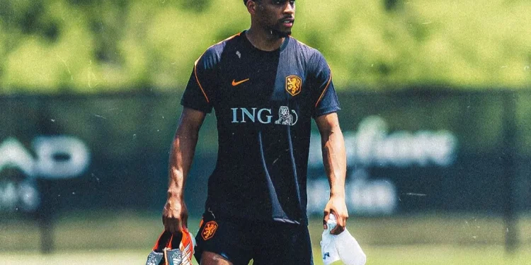 Holanda anuncia corte de defensor do Arsenal por lesão; substituto é convocado