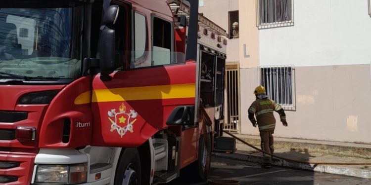 Máquina de lavar pega fogo em apartamento e causa incêndio