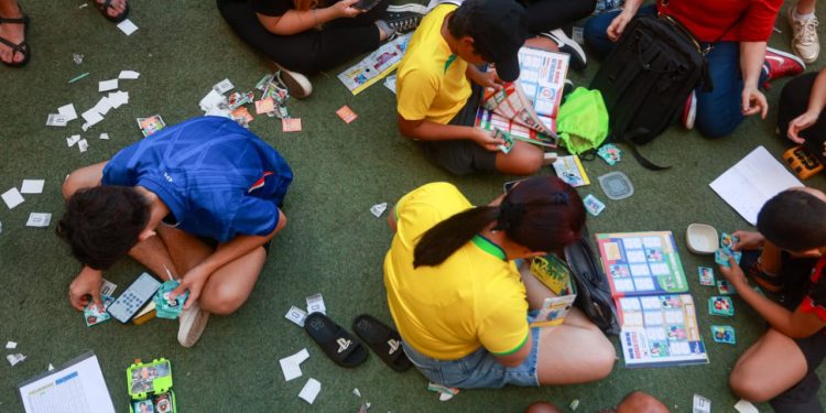 Torcedores lotam Mané Garrincha em evento nacional de troca de figurinhas