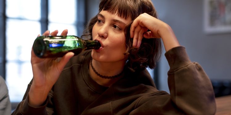Como o consumo de álcool ameaça o desenvolvimento do cérebro de jovens