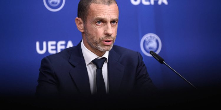 UEFA não expulsará jogadores por cobrirem a boca em confrontos