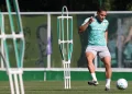 Voltando de lesão, Vitor Roque participa de treino do Palmeiras