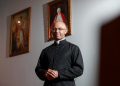 Padre excomungado pelo papa diz que “modernismo destrói a fé católica”