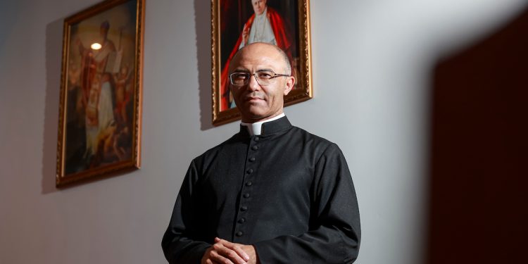 Padre excomungado pelo papa diz que “modernismo destrói a fé católica”