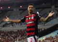 Danilo completa 35 anos; relembre o gol do lateral que deu o título da Libertadores para Flamengo