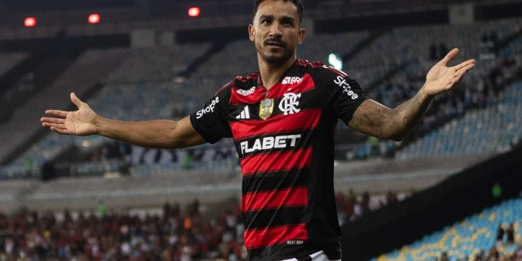 Danilo completa 35 anos; relembre o gol do lateral que deu o título da Libertadores para Flamengo