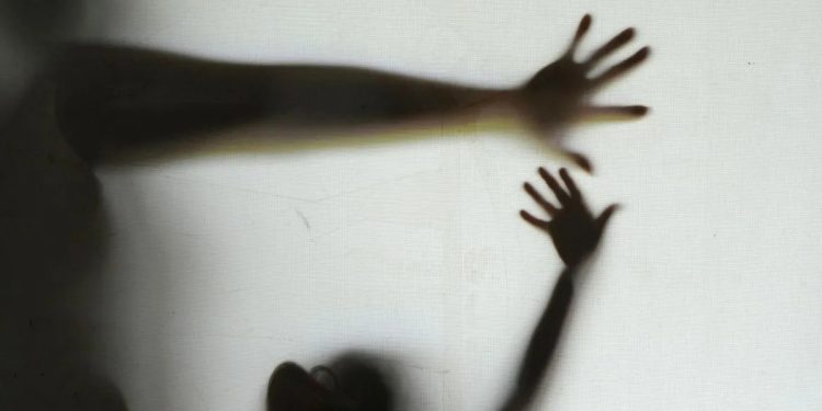 Homem é condenado a 10 anos por tentar matar a companheira com facão