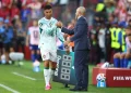 Cristiano Ronaldo se irrita com substituição, mas se emociona após classificação de Portugal