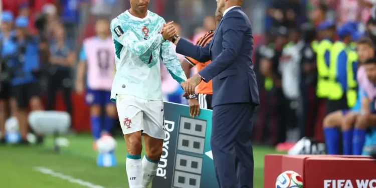 Cristiano Ronaldo se irrita com substituição, mas se emociona após classificação de Portugal