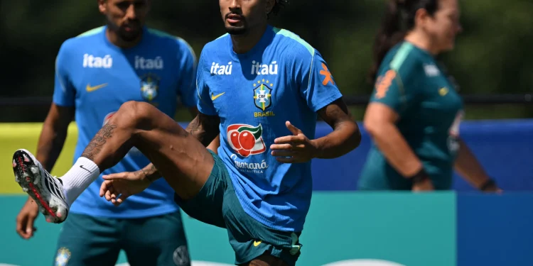 Raphinha vai a campo com grupo, e Brasil faz penúltimo treino antes de pegar a Noruega