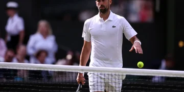 Djokovic avança às quartas de final de Wimbledon e supera recorde de Federer