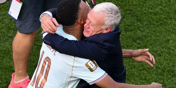‘Deveríamos ter te dado um final melhor’, diz Mbappé a Deschamps nas redes sociais