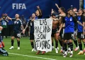 Jogadores da Argentina comemoram vitória sobre a Inglaterra com faixa em referência às Malvinas