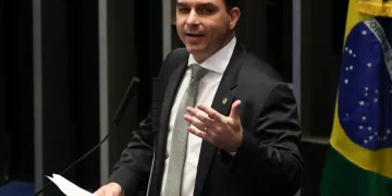 Entre tigrinhos e tigrões, palanque de Flávio balança no Rio